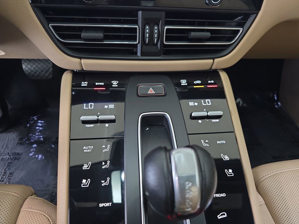 Used 2022 Porsche Macan AWD/4WD image 25