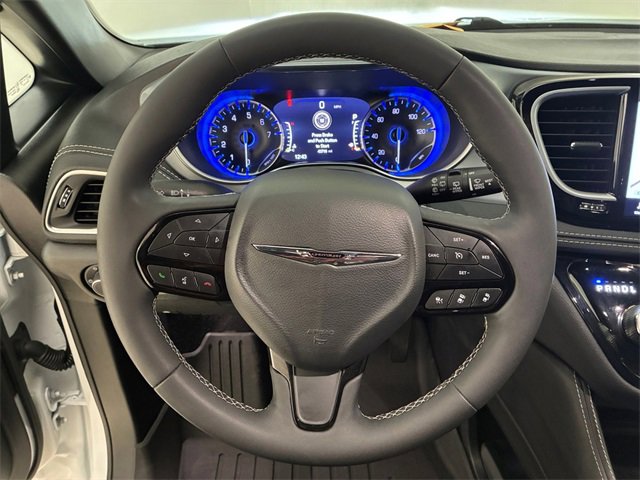 Used 2025 Chrysler Pacifica Limited image 21