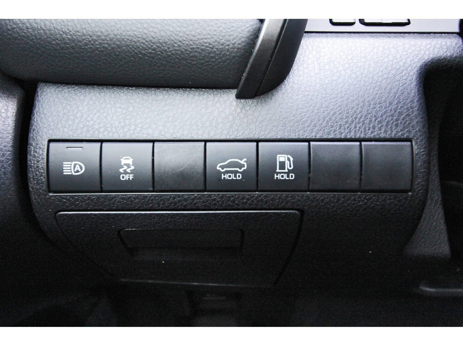 Used 2020 Toyota Camry SE image 19