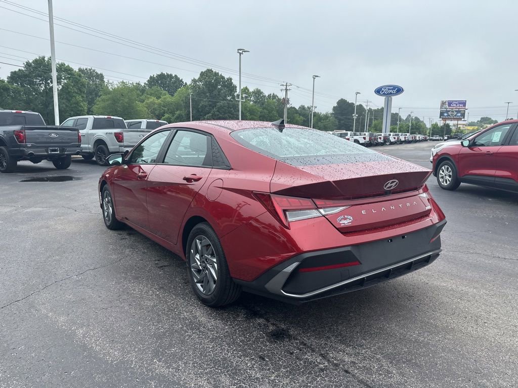 Used 2025 Hyundai Elantra Hybrid FWD image 5