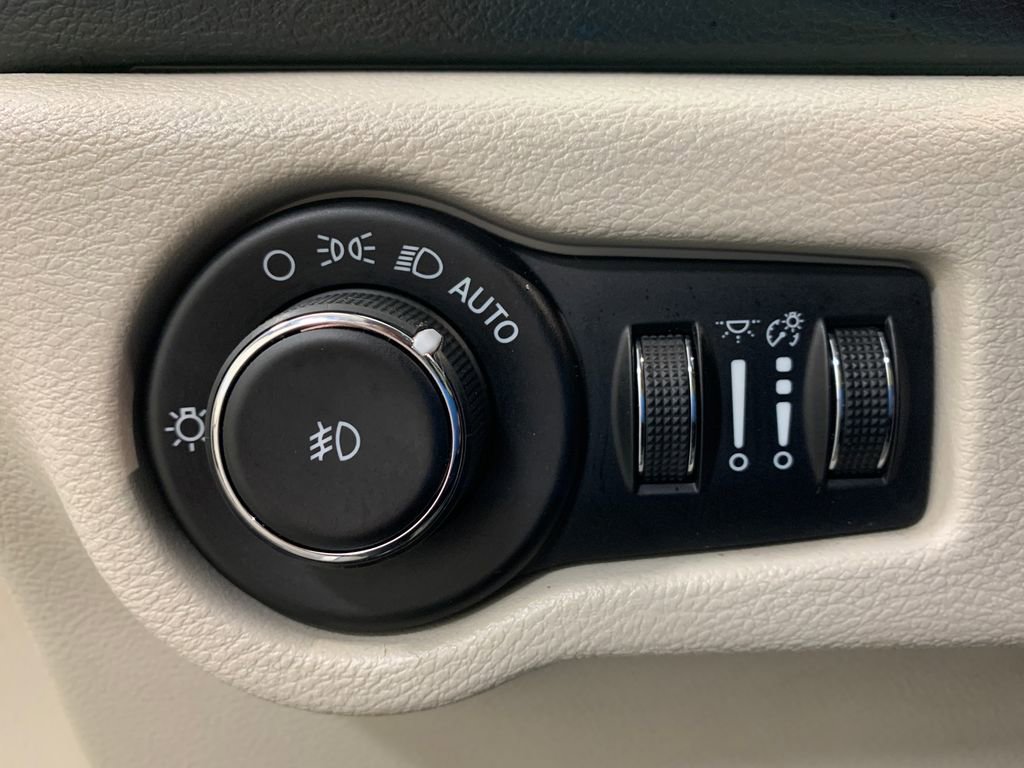 Used 2020 Chrysler Pacifica Touring-L FWD image 25