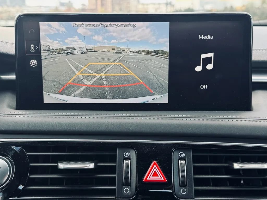 Used 2023 Genesis G70 2.0T image 17