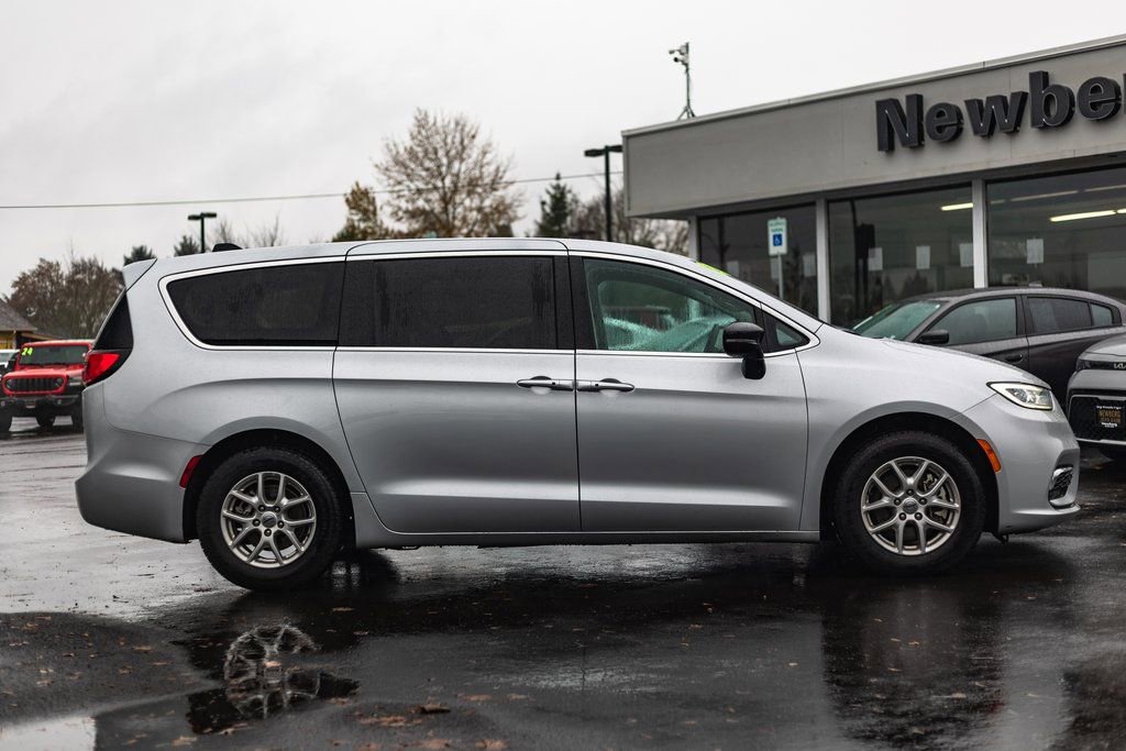 Used 2024 Chrysler Pacifica Touring-L image 7