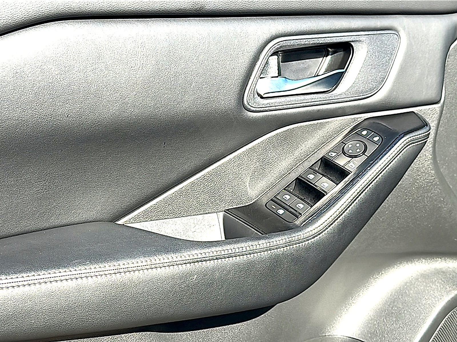 Used 2025 Nissan Rogue SV image 16