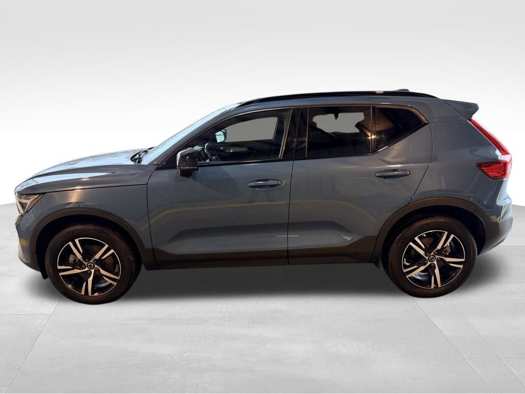 Used 2024 Volvo XC40 B5 Core image 2