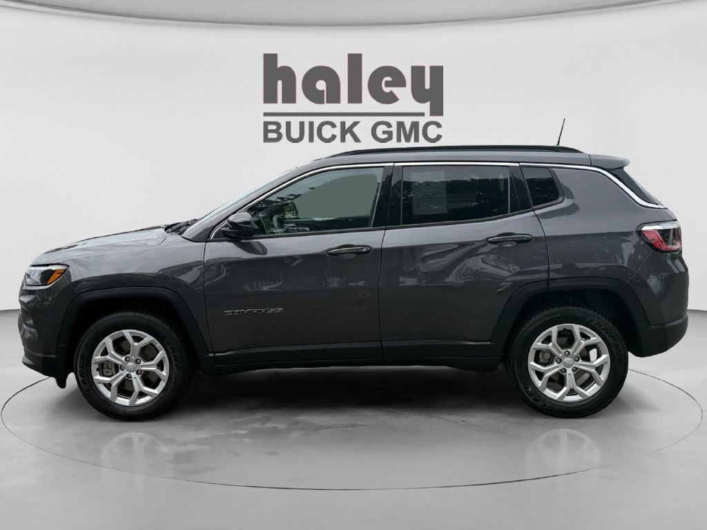 Used 2024 Jeep Compass Latitude AWD/4WD image 2