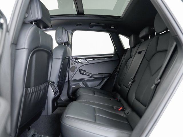 Certified 2025 Porsche Macan AWD/4WD image 24
