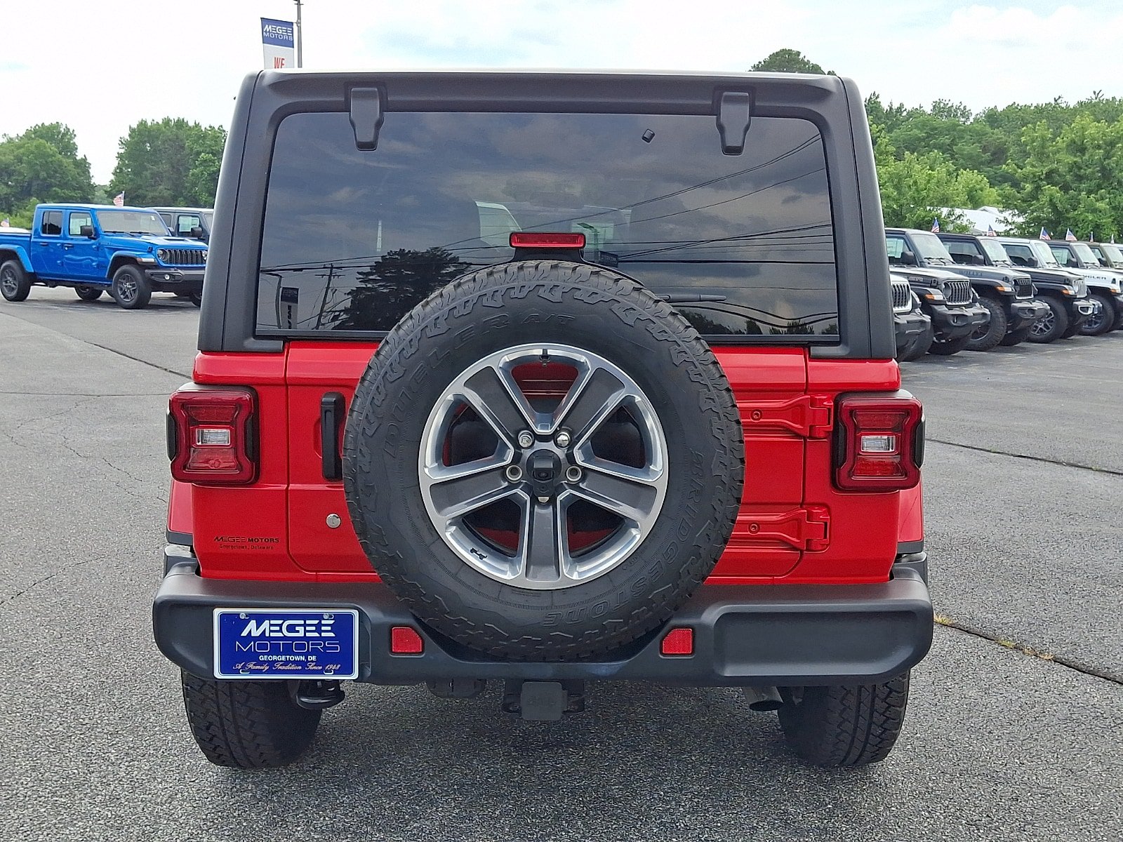 Used 2019 Jeep Wrangler Unlimited Sahara w/ Cold Weather Group AWD/4WD image 5