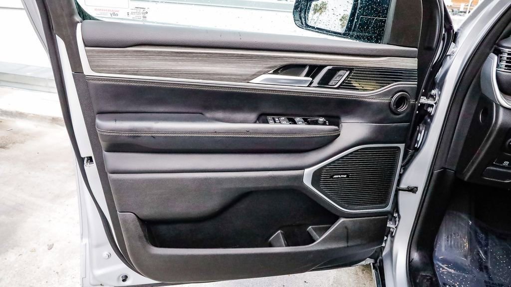 Used 2024 Jeep Wagoneer L Series II w/ Flexible Seating Group image 25