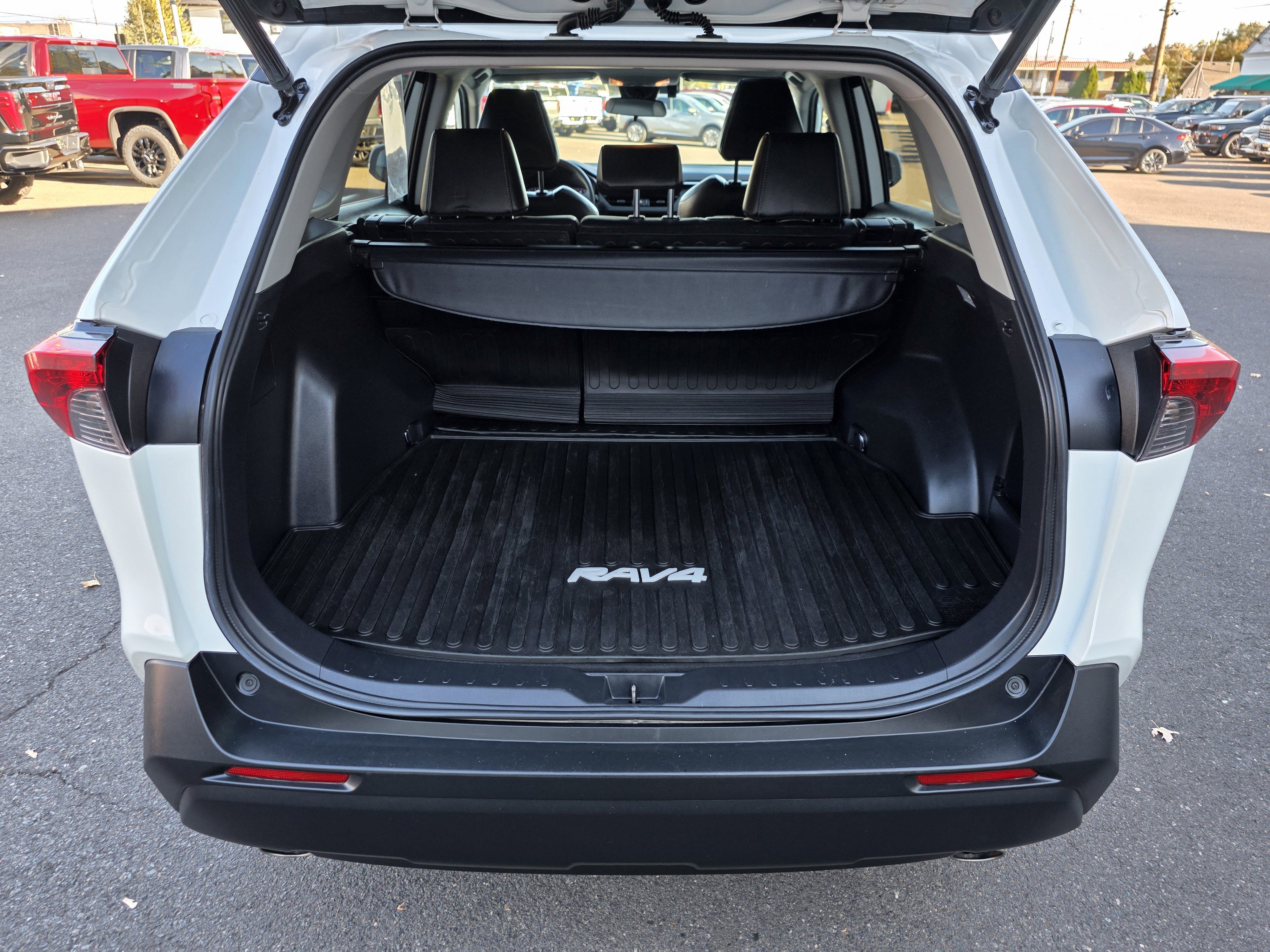 Used 2021 Toyota RAV4 XLE Premium image 27