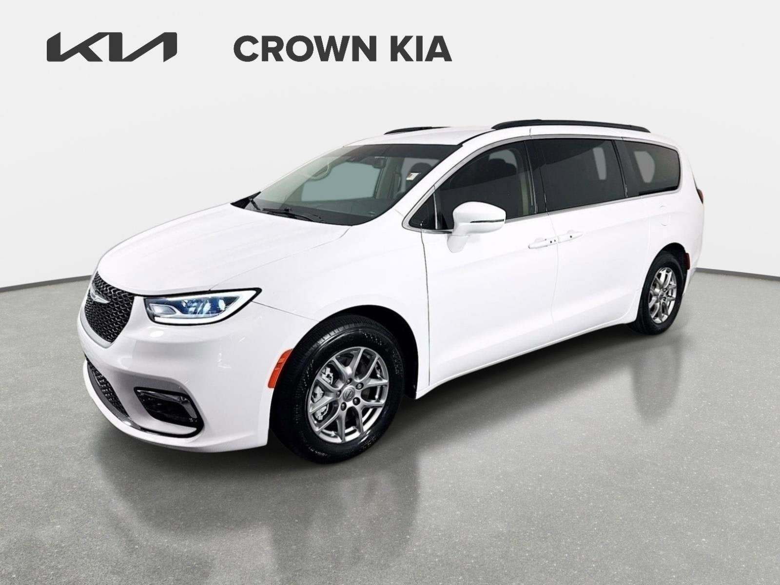 Used 2021 Chrysler Pacifica Touring FWD image 1