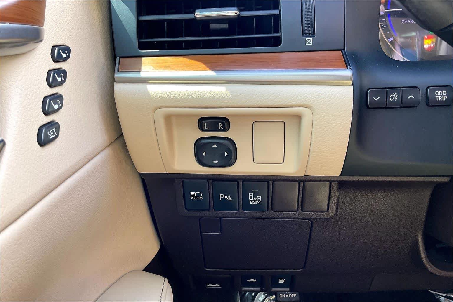 Used 2017 Lexus ES 300h w/ Luxury Package FWD image 32