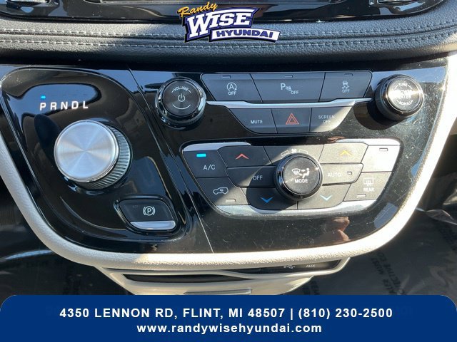 Used 2018 Chrysler Pacifica Limited FWD image 31