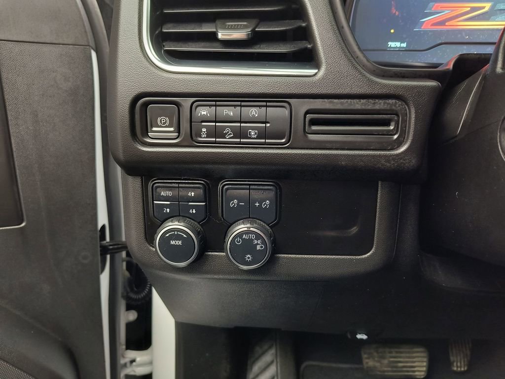 Used 2023 Chevrolet Tahoe Z71 w/ Luxury Package AWD/4WD image 28