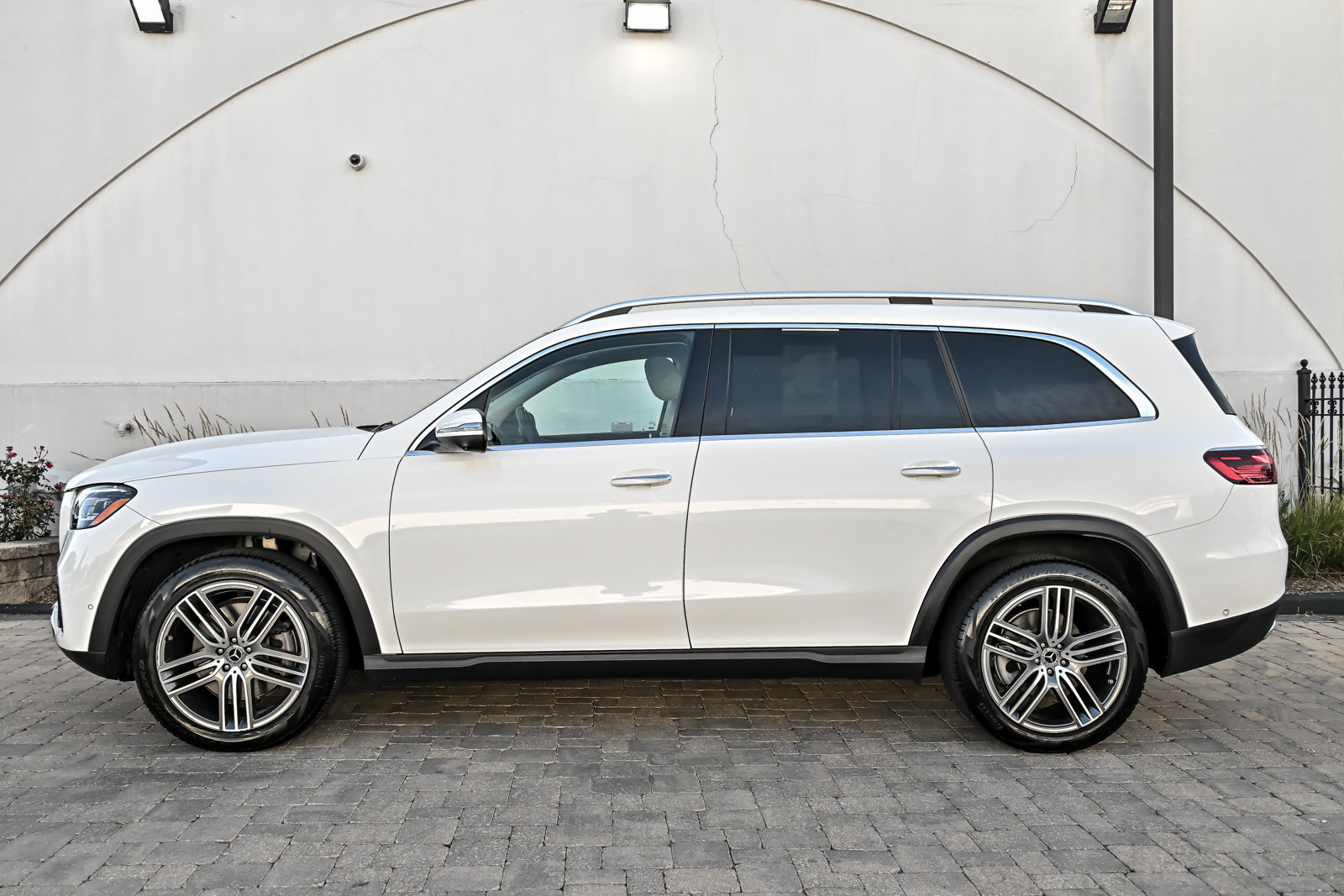 Used 2025 Mercedes-Benz GLS 450 4MATIC image 10