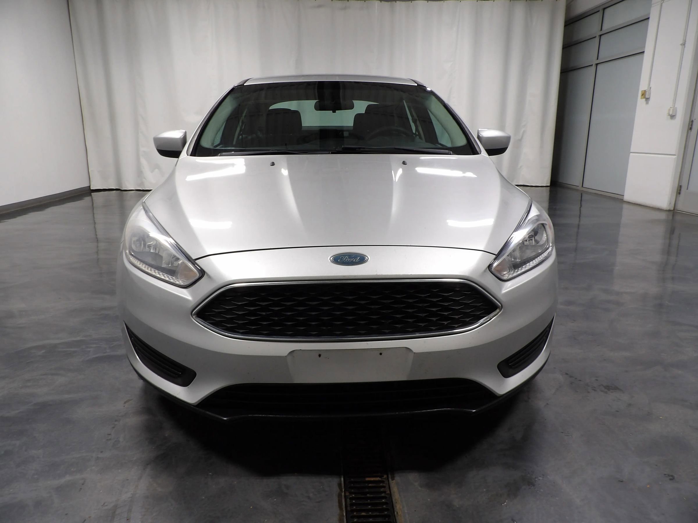 Used 2018 Ford Focus SE FWD image 2