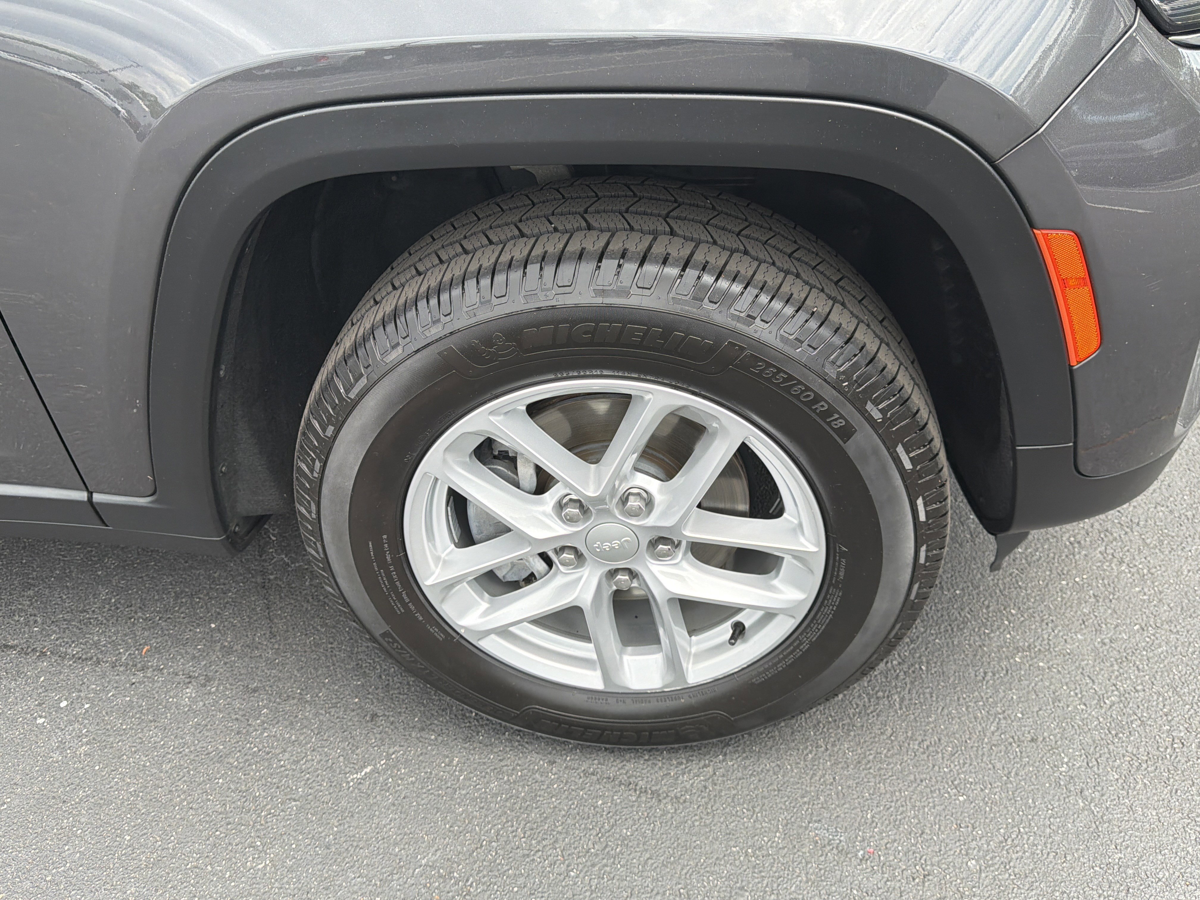 Used 2023 Jeep Grand Cherokee Laredo AWD/4WD image 14