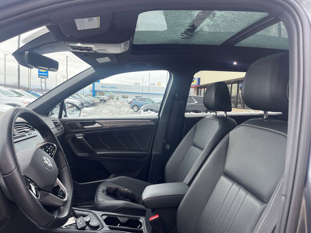 Used 2024 Volkswagen Tiguan SE R-Line image 9