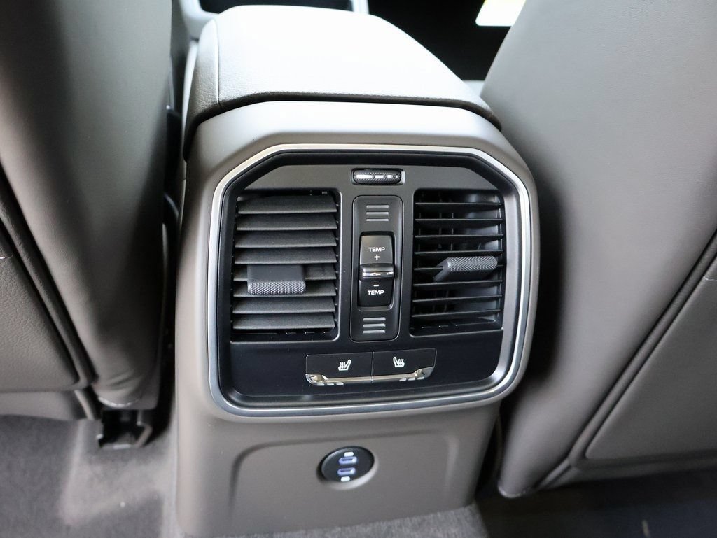 Certified 2025 Porsche Macan AWD/4WD image 21