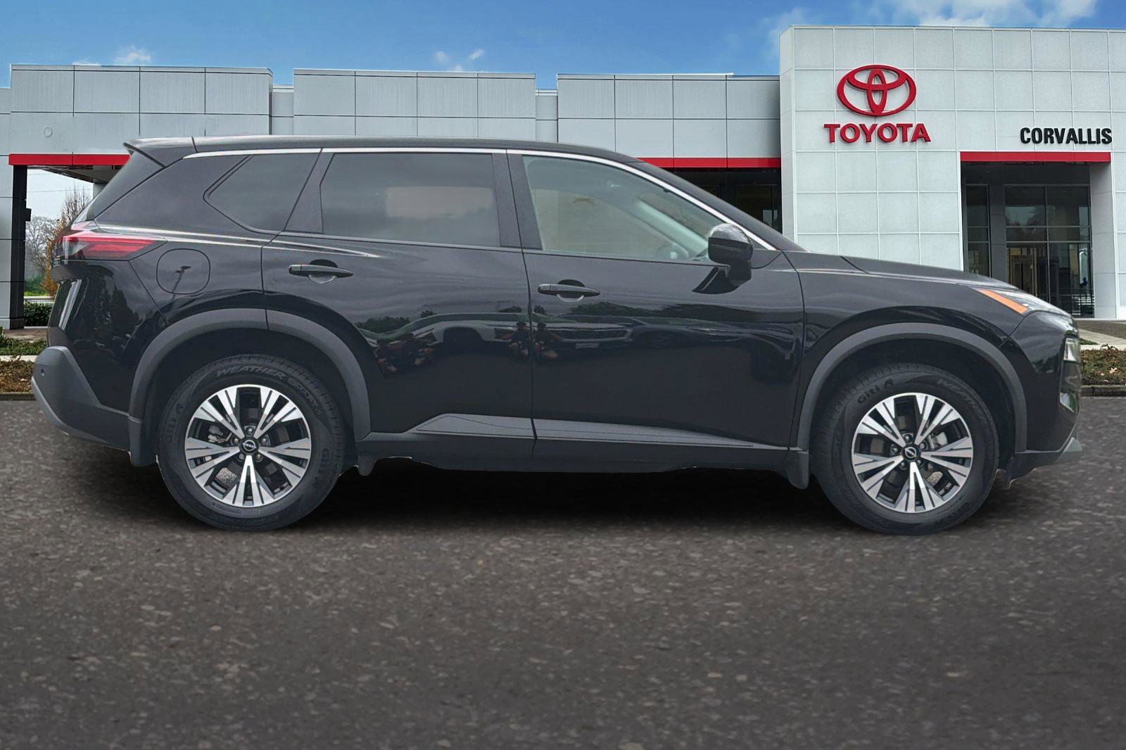 Used 2022 Nissan Rogue SV AWD/4WD image 3