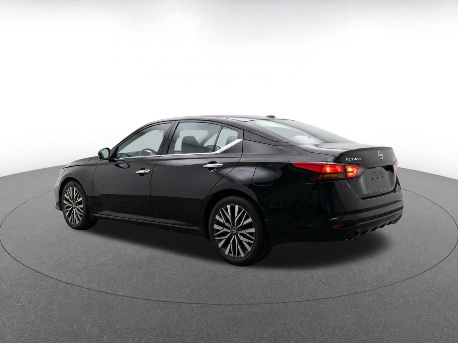 Used 2025 Nissan Altima 2.5 SV FWD image 7