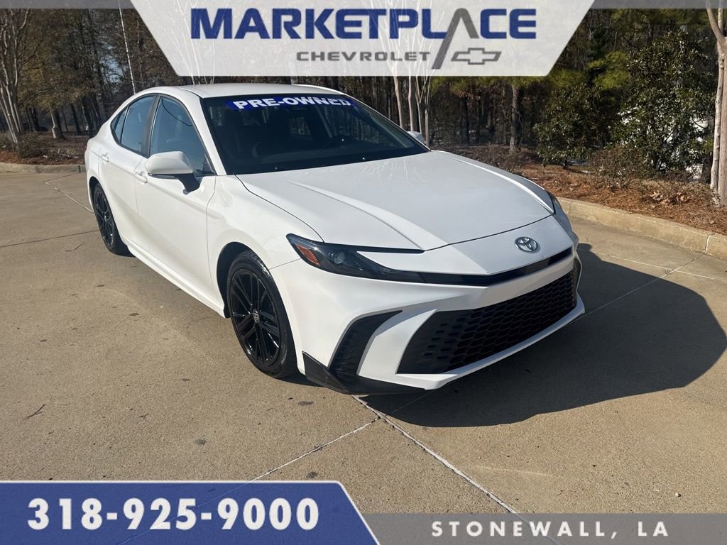 Used 2025 Toyota Camry SE image 1