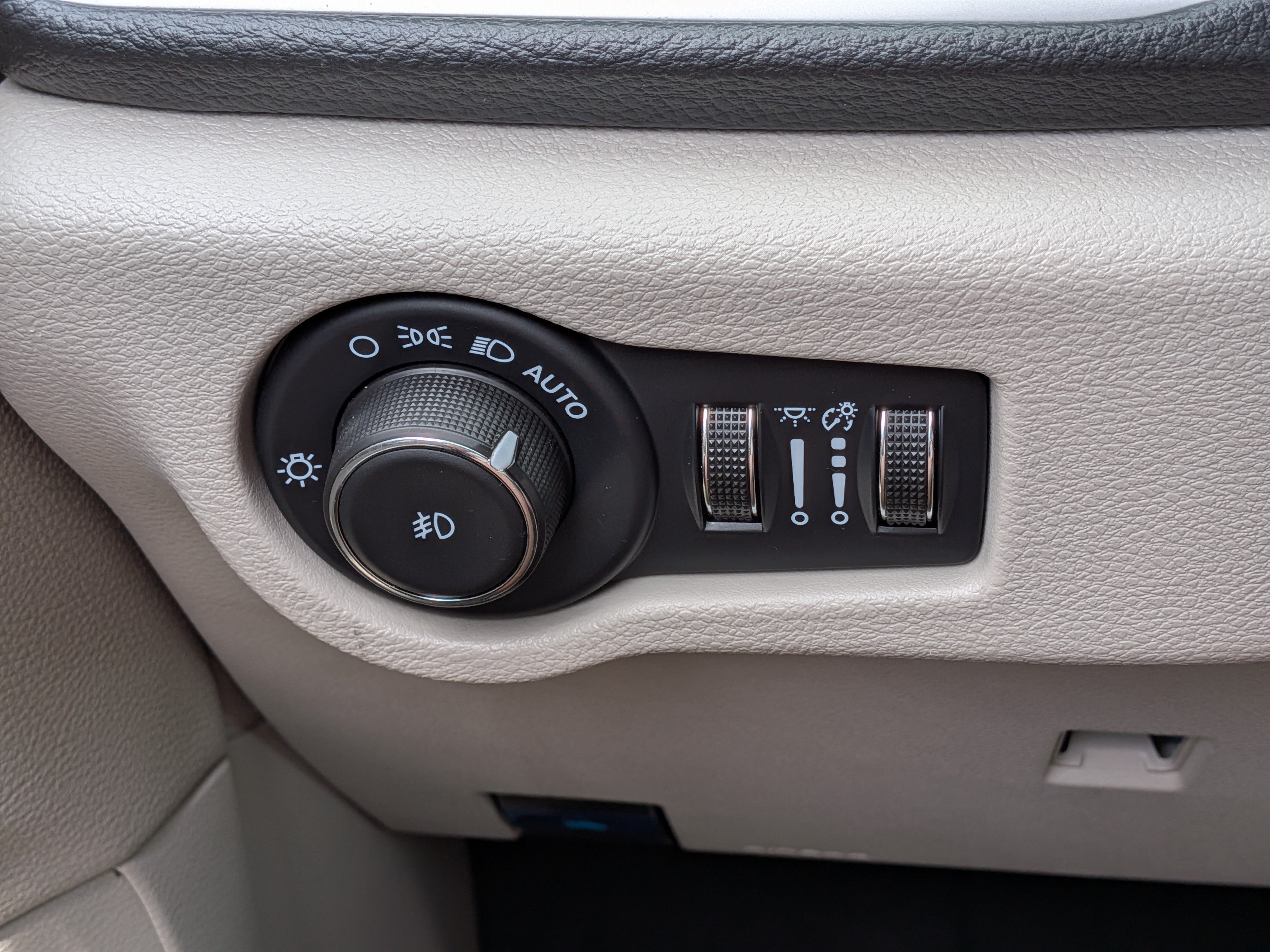 Used 2024 Chrysler Pacifica Limited FWD image 25