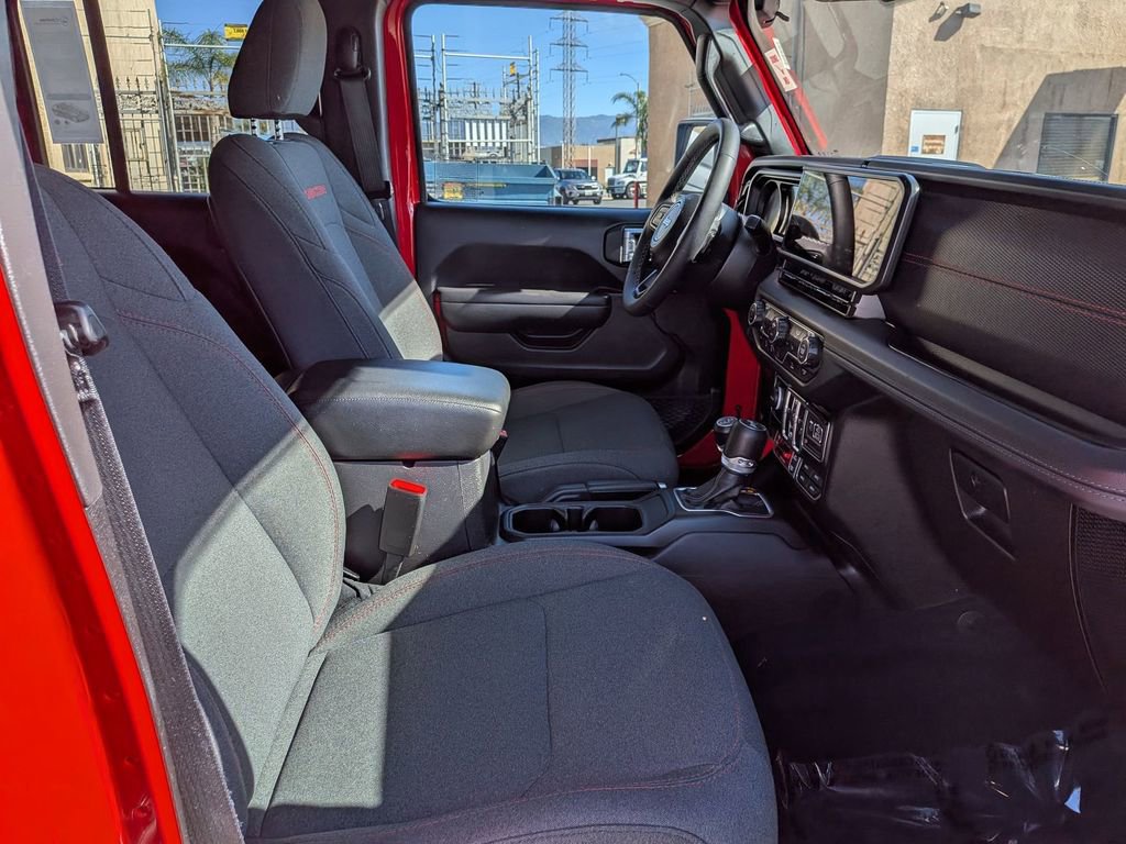 Used 2025 Jeep Wrangler Rubicon w/ Convenience Group image 31
