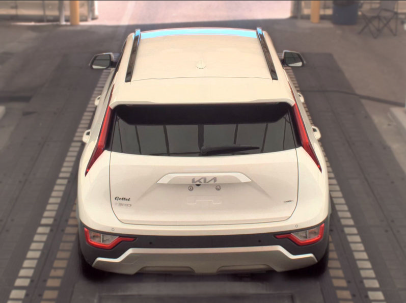 Used 2023 Kia Niro EX FWD image 7