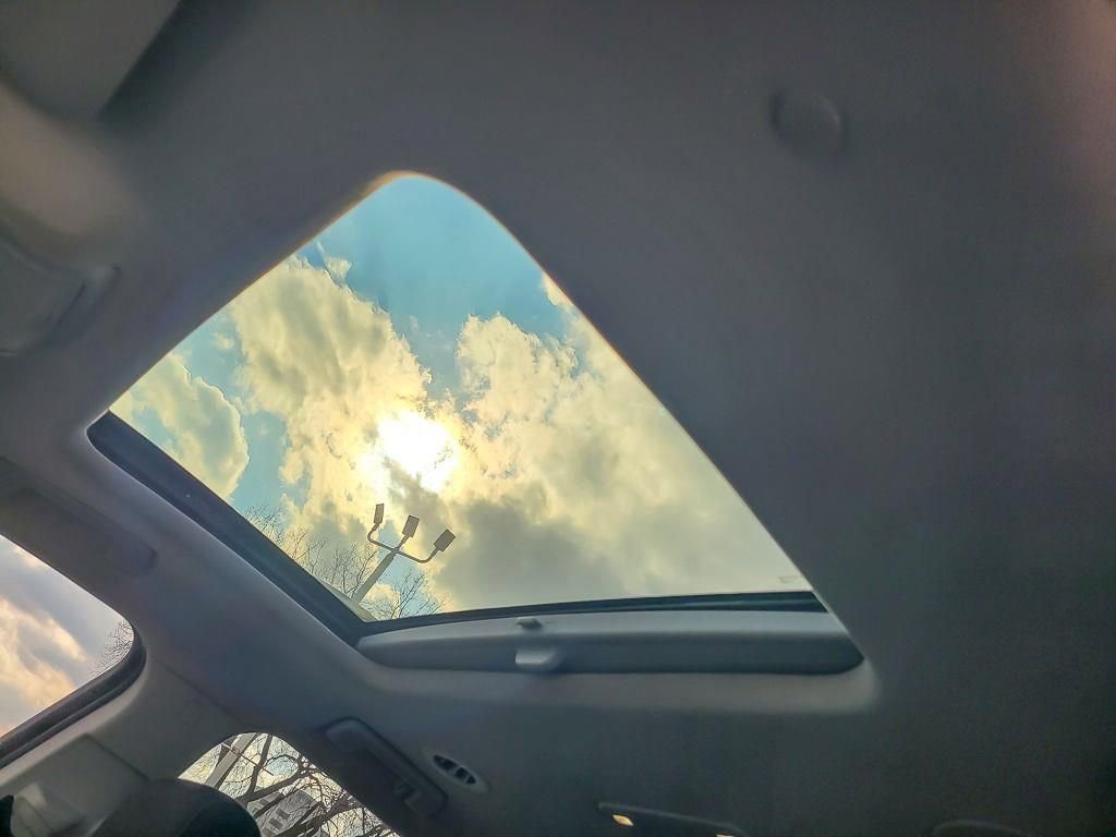 Used 2022 GMC Acadia SLE w/ Driver Convenience Package image 11