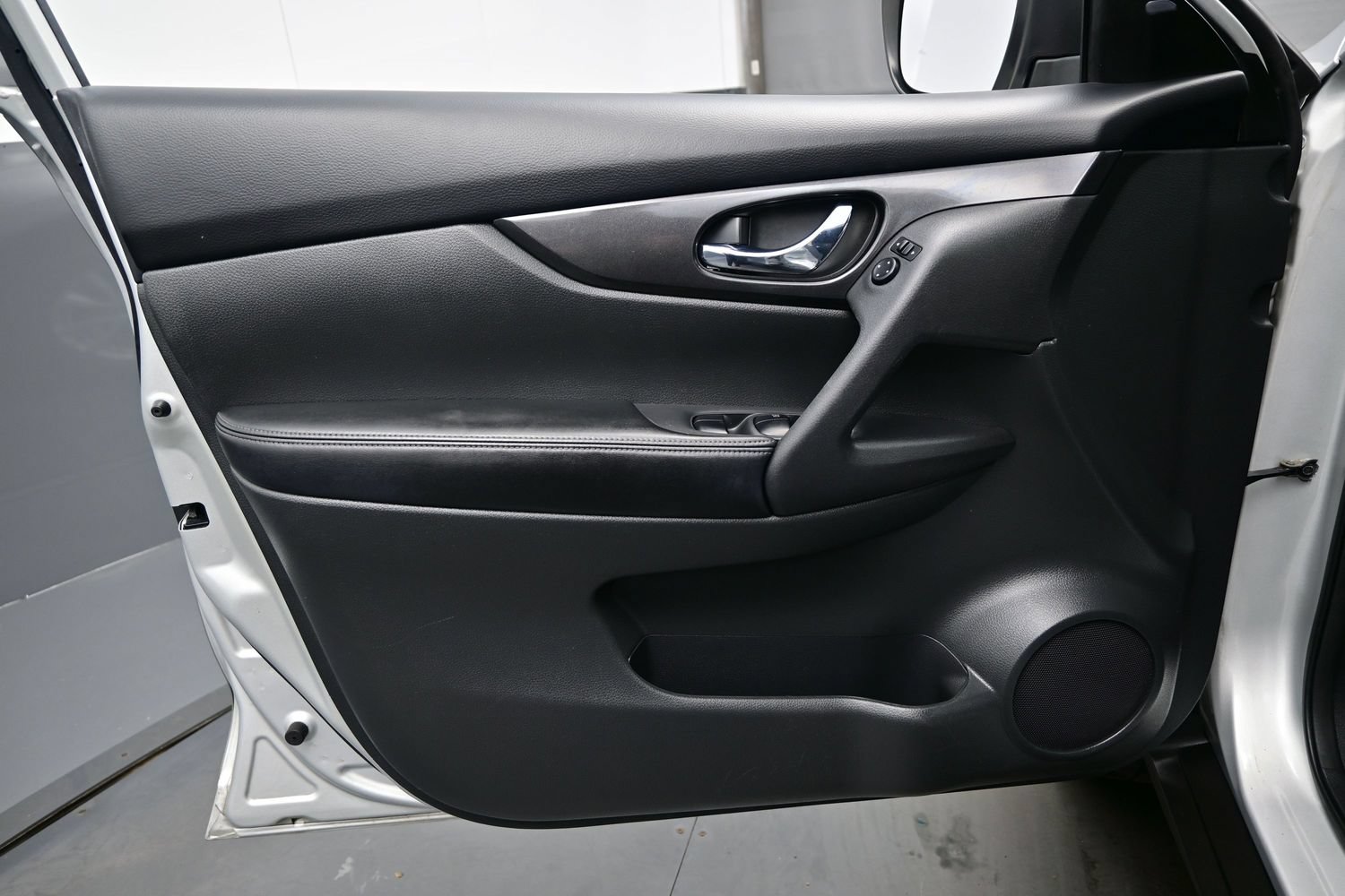 Used 2018 Nissan Rogue SV AWD/4WD image 9