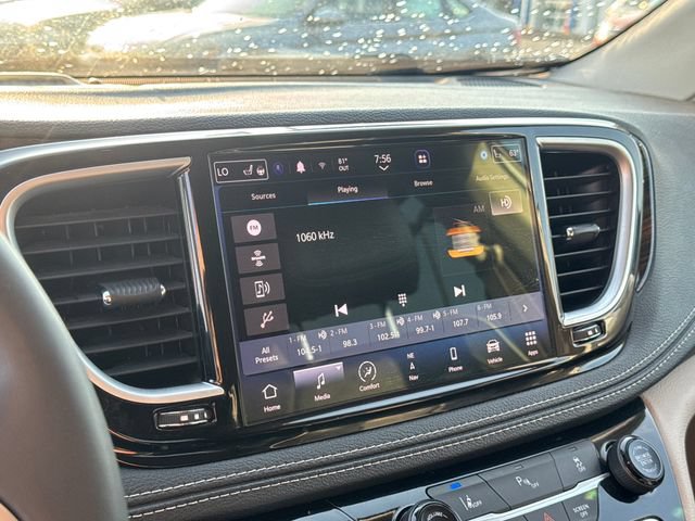 Used 2023 Chrysler Pacifica Limited FWD image 30
