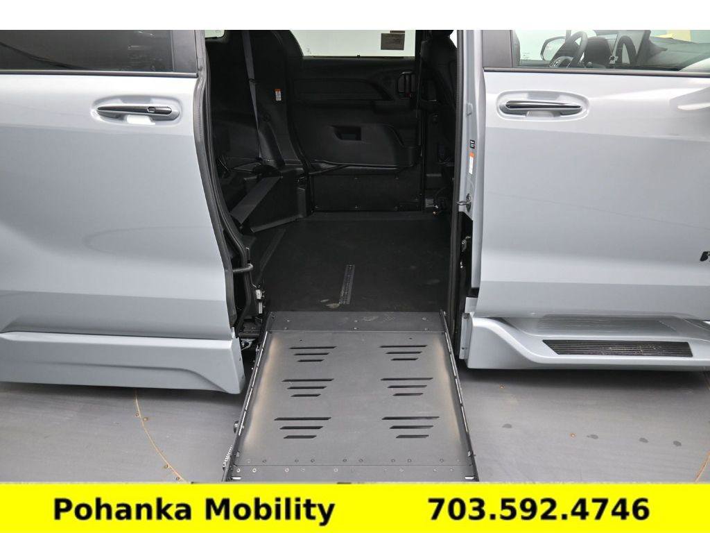 Used 2026 Toyota Sienna XSE FWD image 3