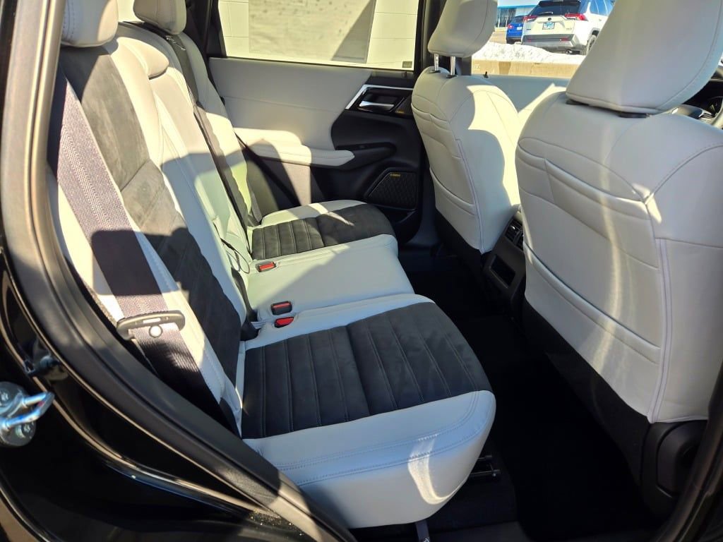 New 2026 Mitsubishi Outlander SE image 7