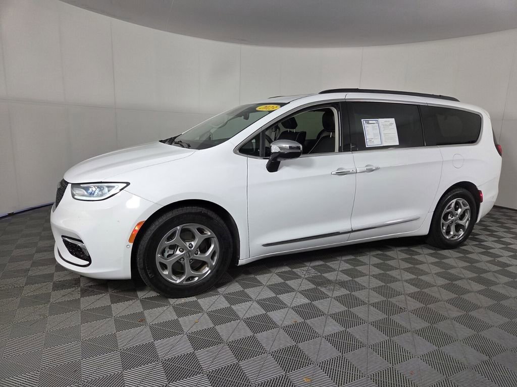 Used 2023 Chrysler Pacifica Limited w/ Uconnect Theater Family Group image 10