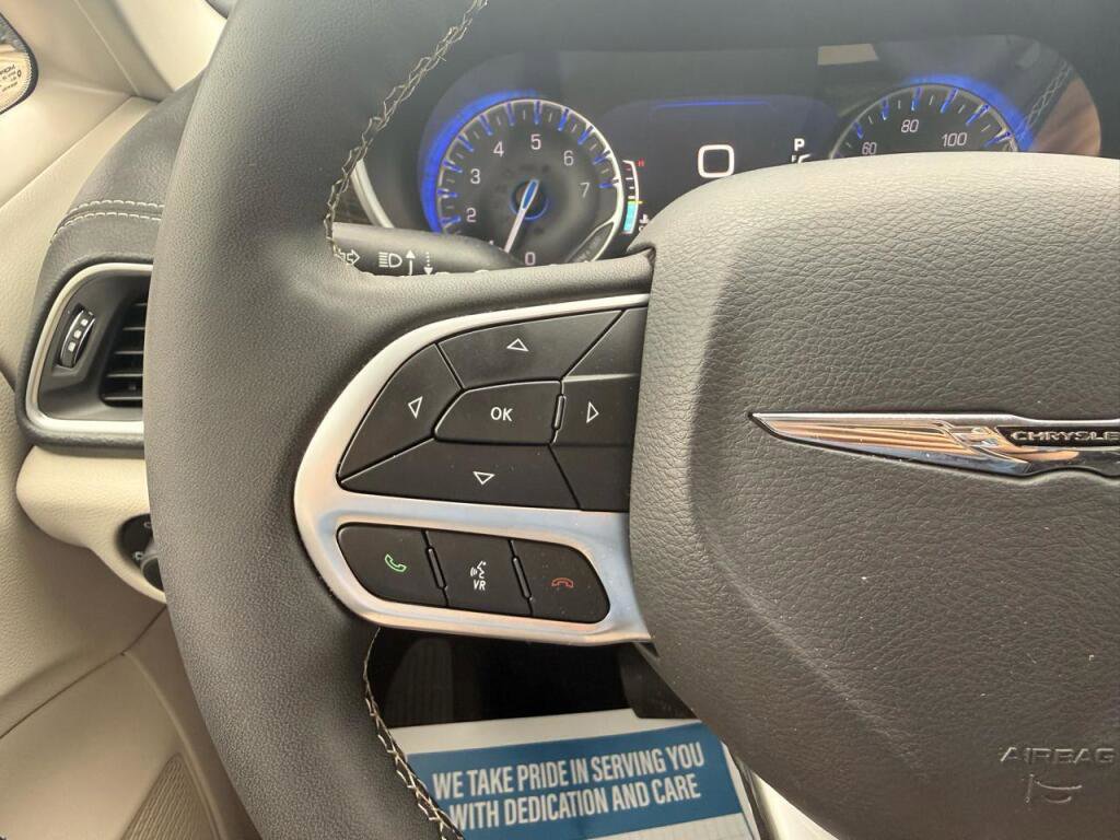 Used 2024 Chrysler Pacifica Limited image 15