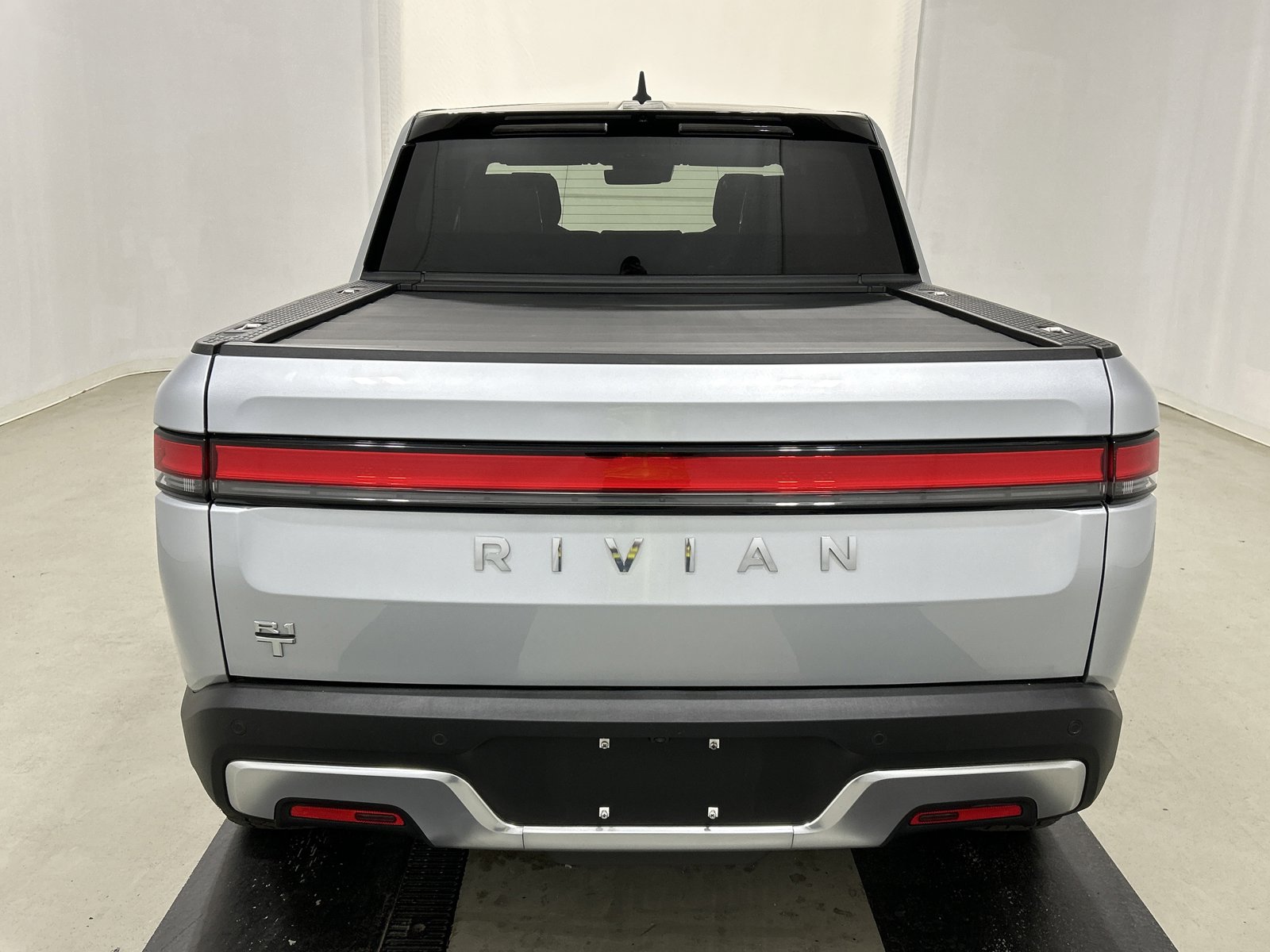 Used 2025 Rivian R1T Adventure image 4