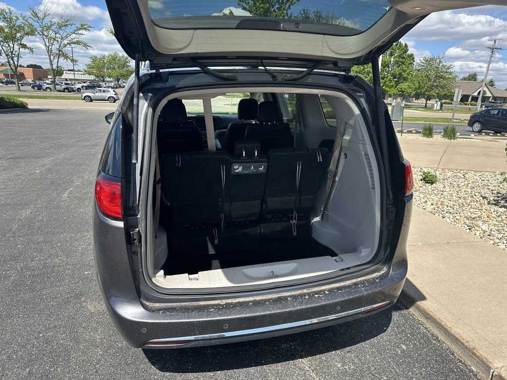Used 2017 Chrysler Pacifica Touring-L FWD image 19