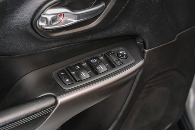 Used 2020 Jeep Cherokee Latitude Plus w/ Comfort/Convenience Group image 38