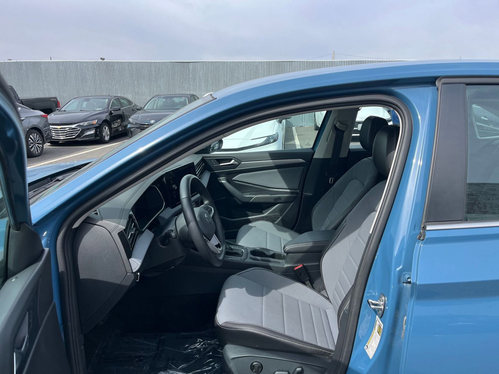 Used 2025 Volkswagen Jetta SE image 27