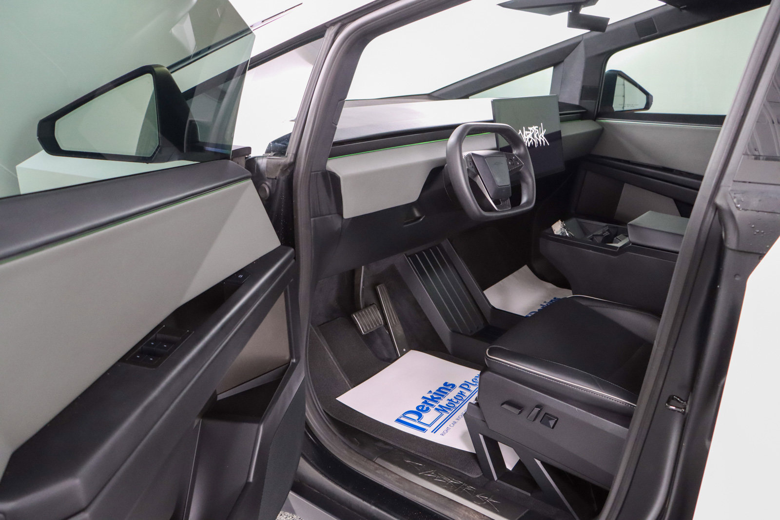 Used 2024 Tesla Cybertruck AWD Crew Cab image 3