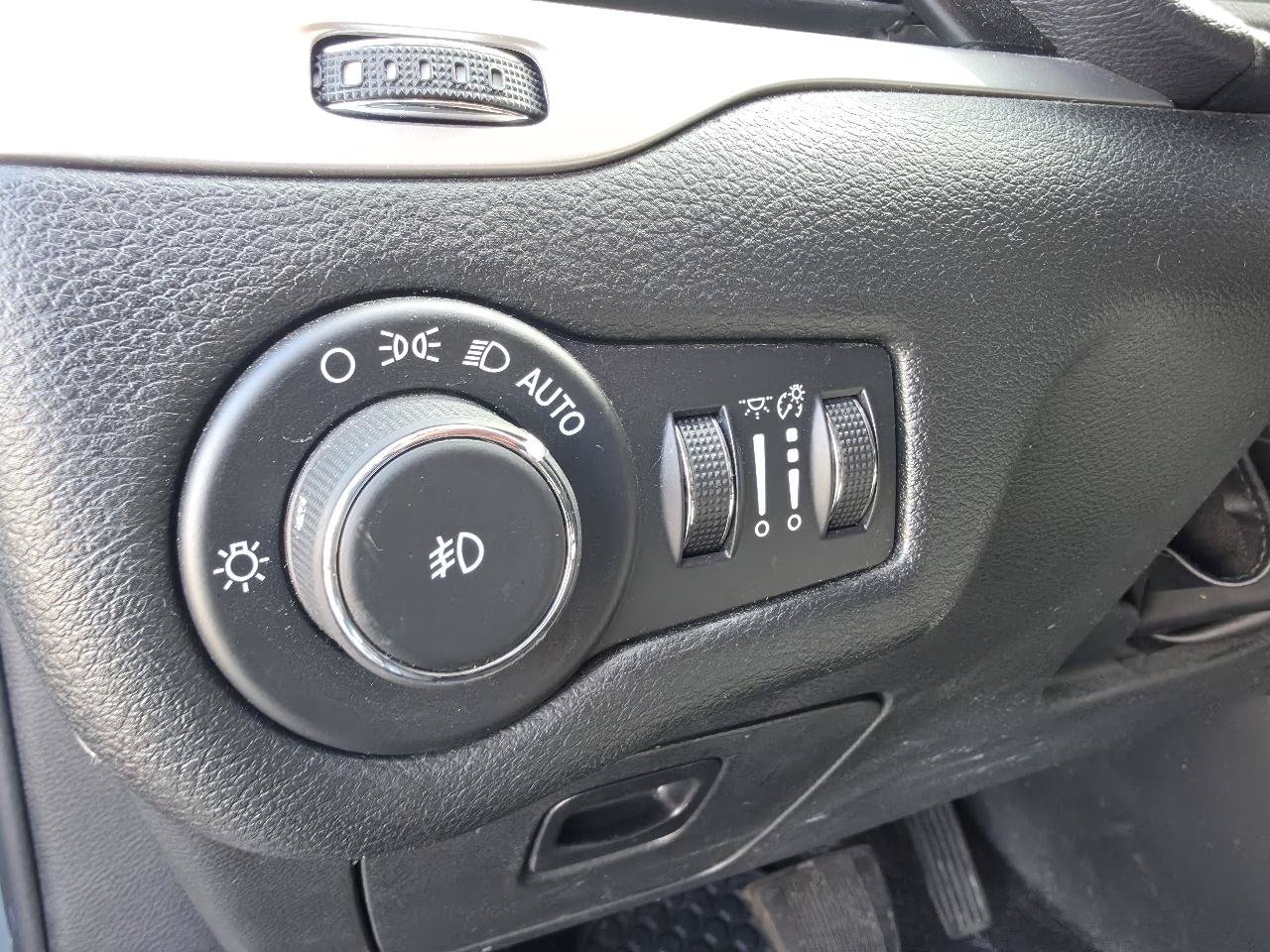 Used 2015 Jeep Cherokee Trailhawk w/ Cold Weather Group AWD/4WD image 23
