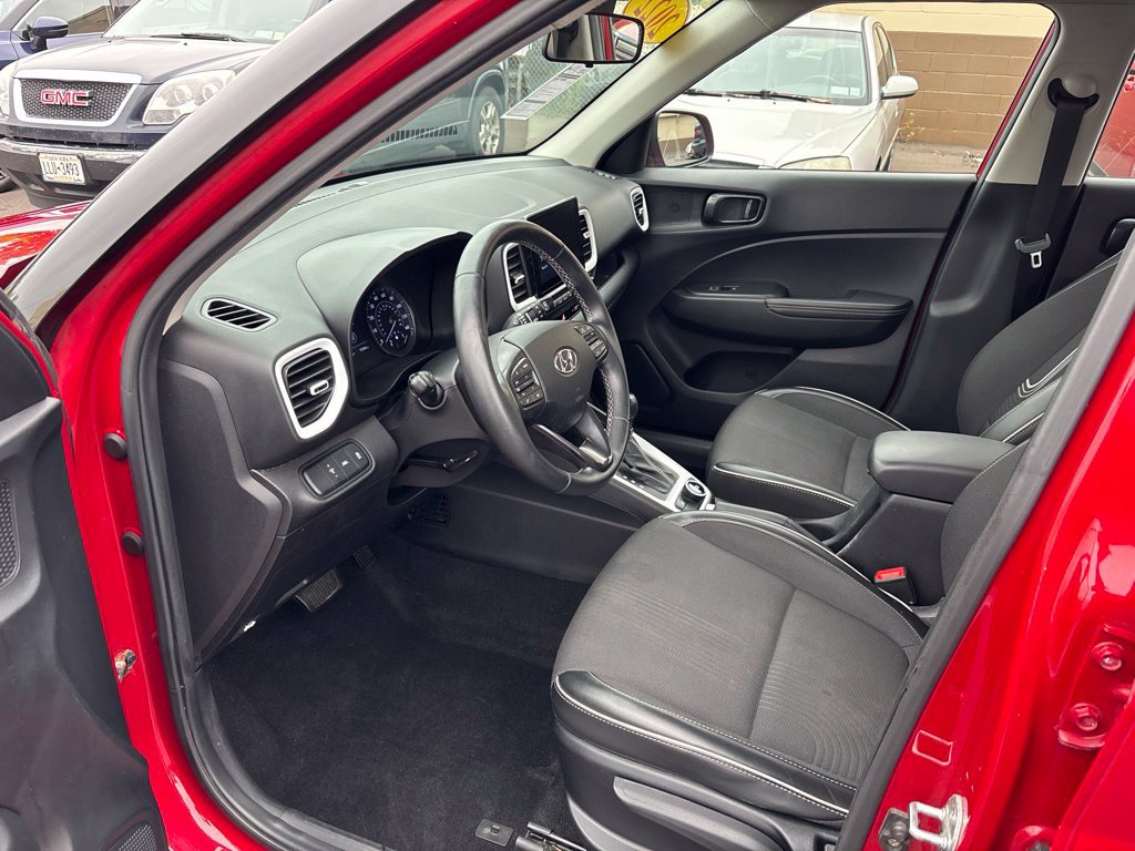 Used 2022 Hyundai Venue Limited FWD image 11
