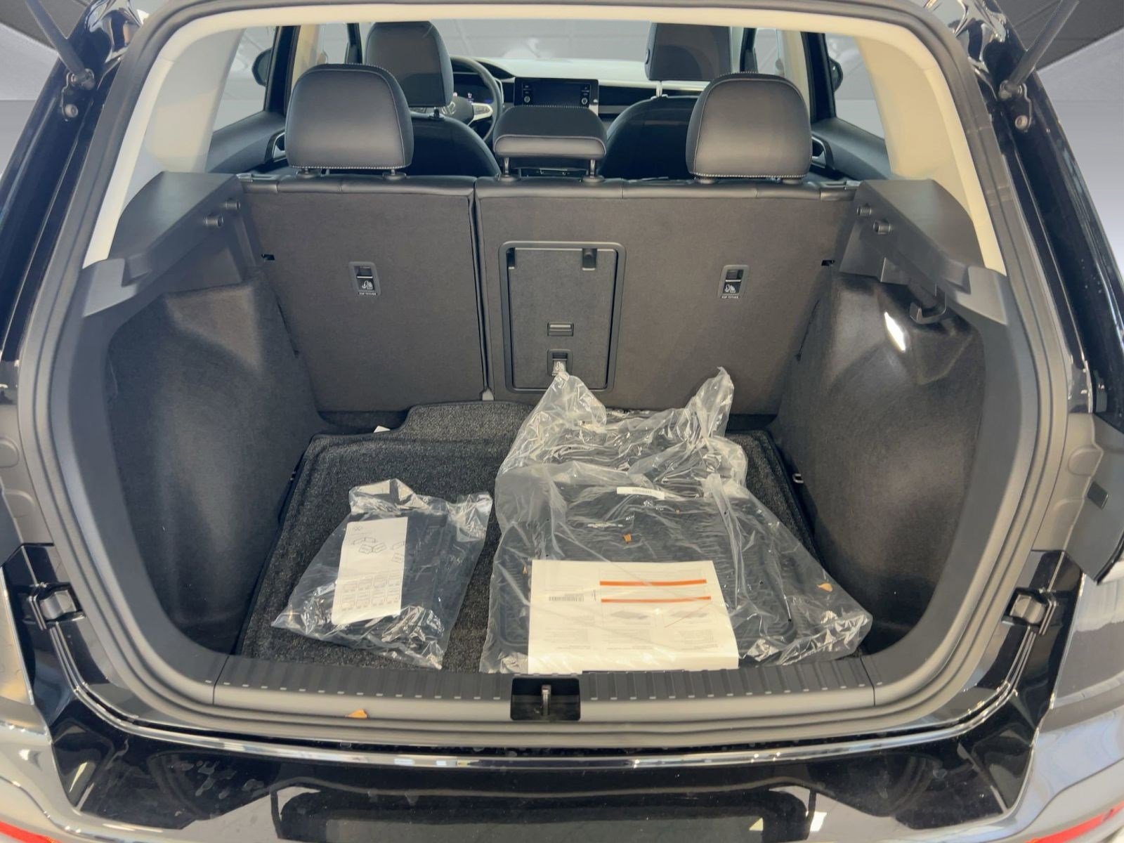 New 2026 Volkswagen Taos SE FWD image 32
