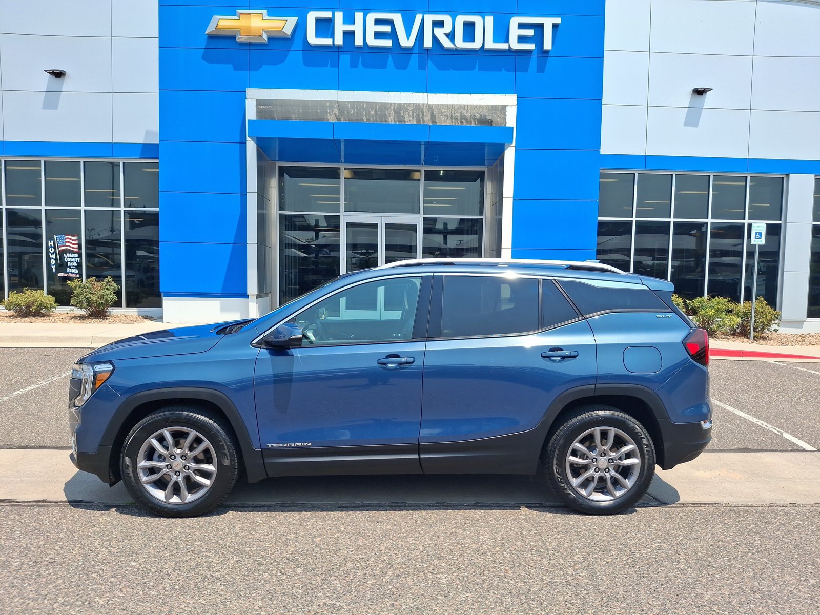 Used 2024 GMC Terrain SLT AWD/4WD image 2