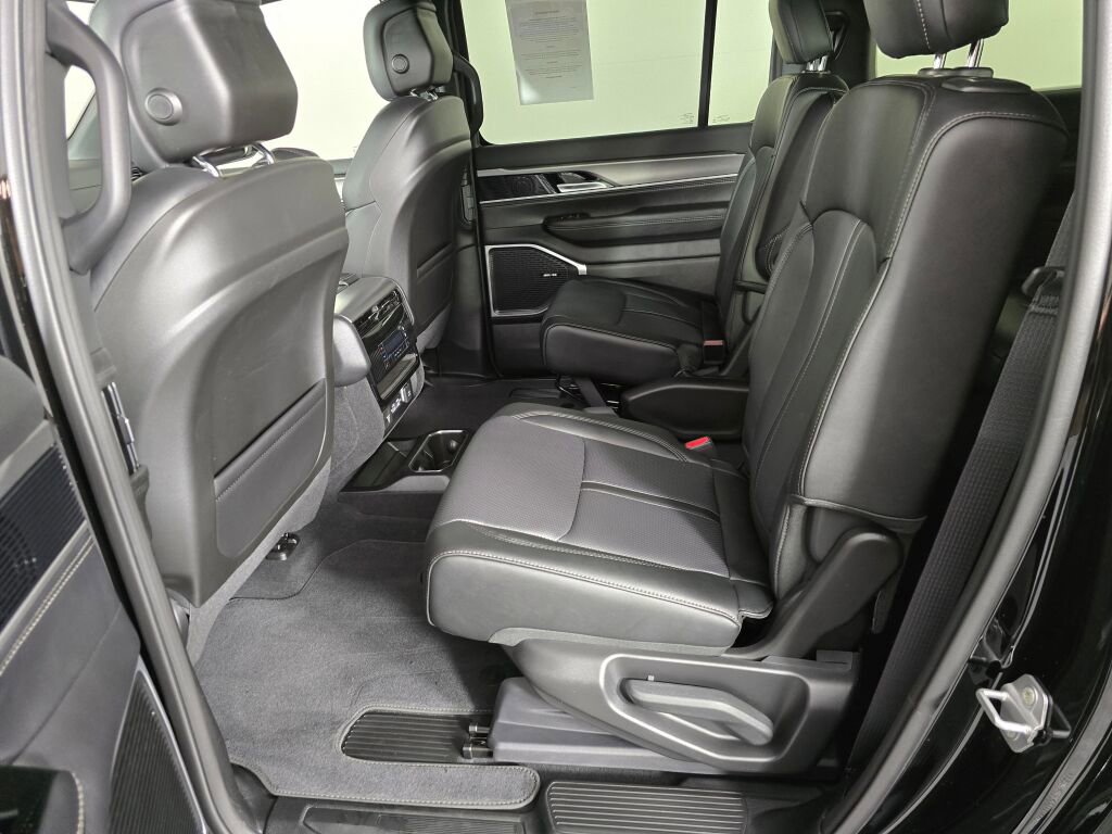 New 2025 Jeep Wagoneer L Series II w/ HD Trailer Tow Package w/25F image 24