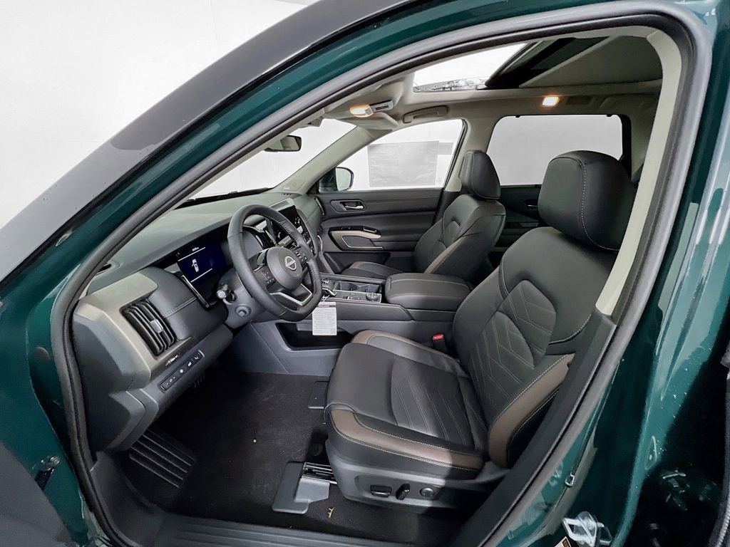 Used 2025 Nissan Pathfinder Platinum image 19
