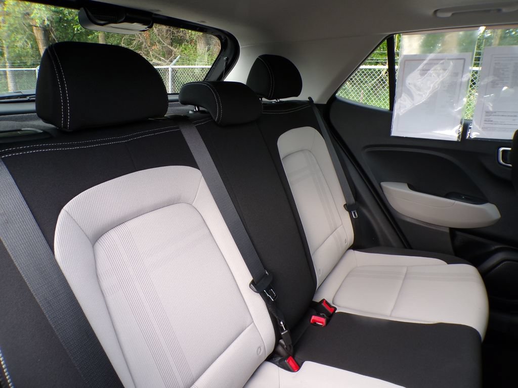 Used 2025 Hyundai Venue SEL FWD image 17