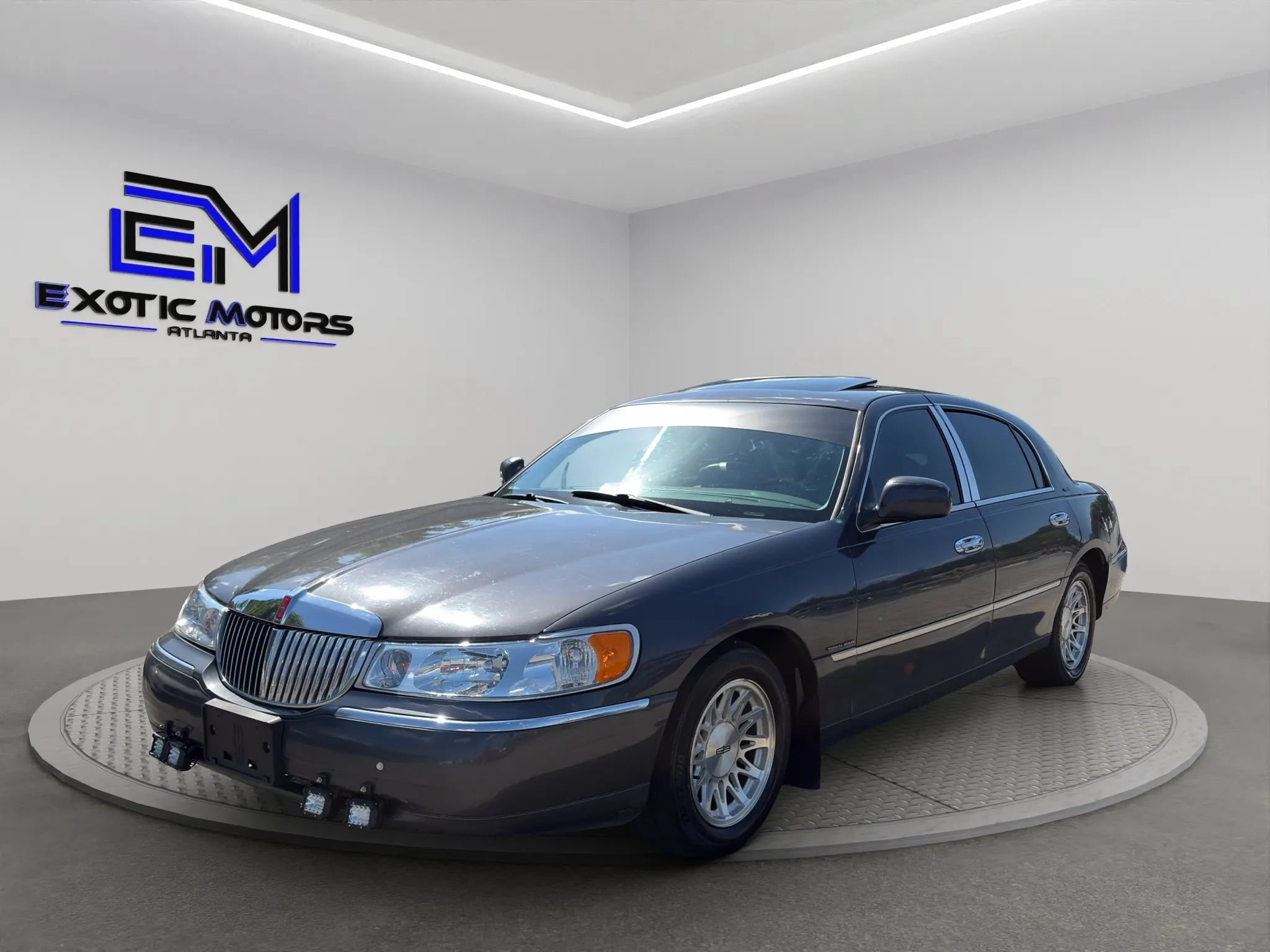 Used 1998 Lincoln Town Car Signature RWD image 1