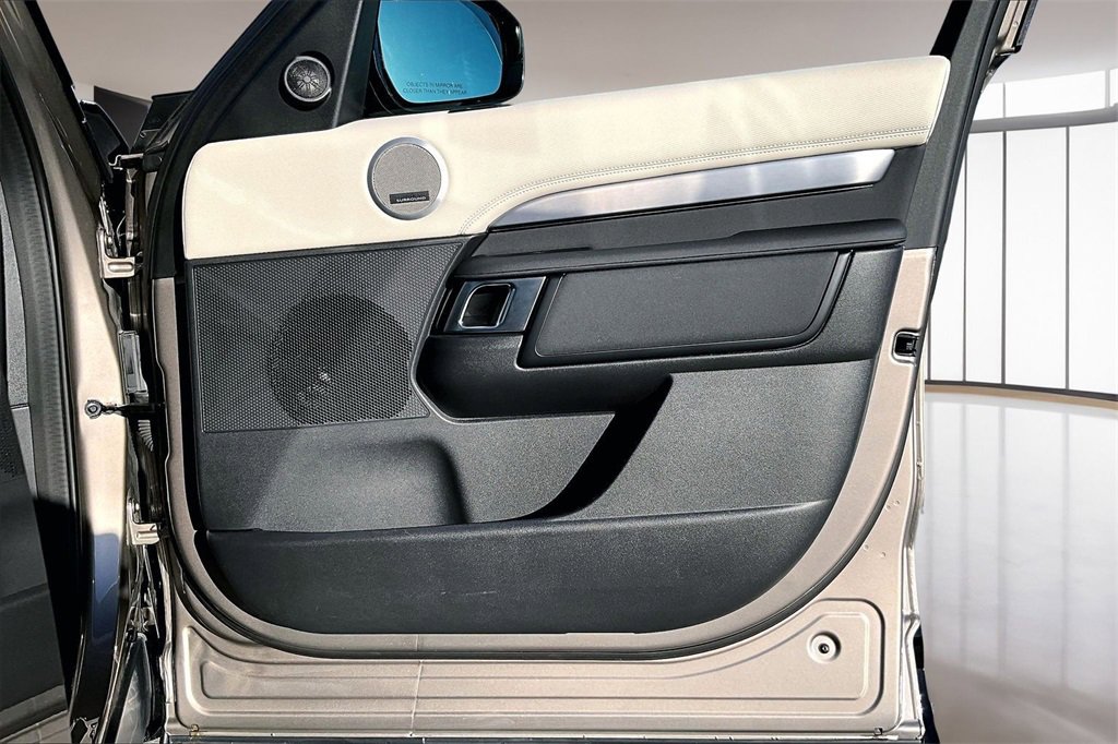 Used 2024 Land Rover Discovery Dynamic SE image 27